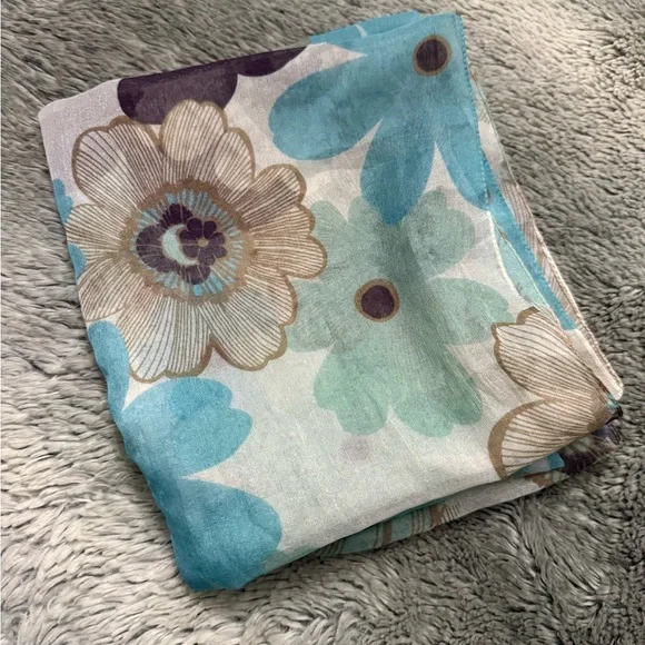 Lightweight women’s fashion scarf - Picture 3 of 3